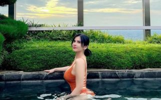 Maria Vania Berbikini Oranye di Kolam Renang, Cantik Sekali - JPNN.com