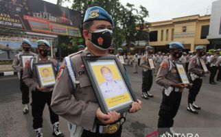 Polrestabes Surabaya Pecat 12 Polisi, Foto Mereka Dipajang, Lihat Tuh - JPNN.com