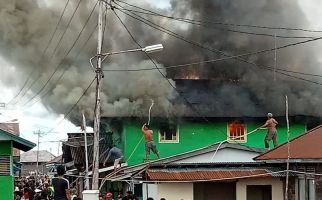 Kebakaran Melanda Kantor Desa Dalam Selimbau - JPNN.com