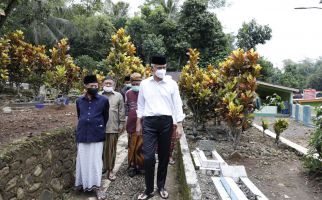 Kunjungi Ponpes Sukawarah, Ganjar Sempatkan Ziarah ke Makam Kiai Hisyam - JPNN.com