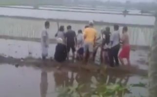Video Viral Warga Menangkap Dua Orang di Tengah Sawah, Begini Kata Polisi - JPNN.com