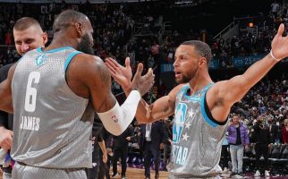 Tim Lebron Menang, Stephen Curry Bawa Pulang Trofi Khusus Kobe Bryant - JPNN.com