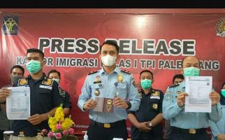 Petugas Gulung WNA Tiongkok yang Berulah di Palembang, Hemm - JPNN.com