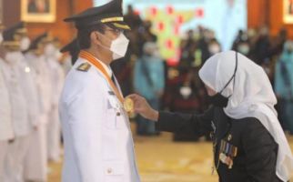 Khofifah Tegaskan 17 Kepala Daerah di Jatim Layak Menerima Rapor Biru - JPNN.com