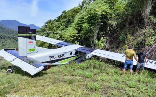 Landasan Licin, Pesawat Smart Aviation Tergelincir Lalu Tabrak Permukiman - JPNN.com