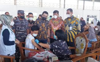 IPDN dan TNI AL Masuk Pesantren Salurkan Vaksin Booster  - JPNN.com