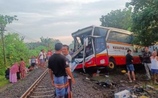 Kecelakaan Maut Bus Harapan Jaya vs Kereta Api di Tulungagung, 4 Orang Tewas - JPNN.com