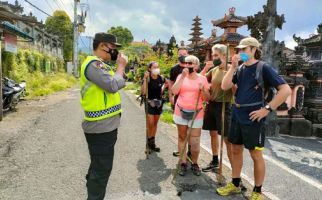 Lihat Aksi Bripka Sudira Mencegat Turis Asing, Ini yang Dilakukan - JPNN.com