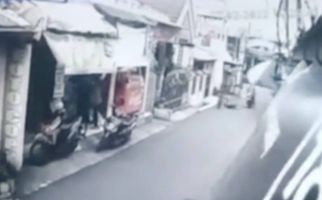 Pengendara Motor Tabrak Lari Bocah, Terekam CCTV, Ditunggu Kesadarannya - JPNN.com