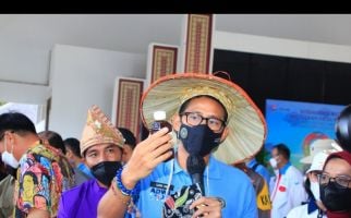 Kagum Dengan Hasil Karya Ade, Sandiaga Uno Beri Bantuan Mesin Produksi - JPNN.com