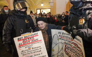 Viral! Polisi Rusia Tangkap Nenek Yelena, Lihat Bendera di Papannya - JPNN.com