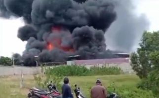 Gudang Limbah di Bekasi Terbakar, Asap Hitam Pekat Membubung Tinggi, Lihat Fotonya - JPNN.com