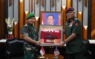 Terima Kunjungan Panglima TD Malaysia, Dudung tak Pakai Seragam Baru TNI AD - JPNN.com