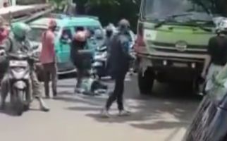 Polisi Kejar Pria Berbadan Kekar yang Injak & Tendang Kepala Sopir Truk di Cibubur, Siap-siap ya - JPNN.com