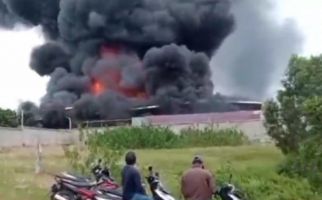 Gudang Limbah di Bekasi Terbakar, Damkar Kesulitan Padamkan Api - JPNN.com