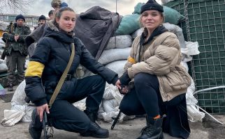 Wanita Cantik Ukraina Bawa AK-47, Selamat Datang di Neraka - JPNN.com