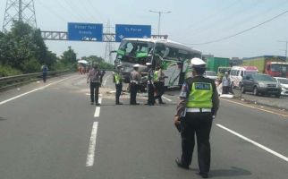 Kecelakaan Maut Bus Rombongan Peziarah di Tol Surabaya, 2 Orang Tewas - JPNN.com