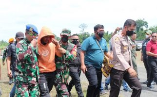 Tim Ops Damai Cartenz Evakuasi Delapan Jasad Korban Penembakan KKB di Papua - JPNN.com