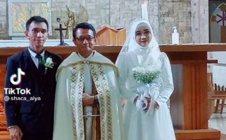 Heboh Perempuan Berjilbab Menikah di Gereja, Videonya Viral - JPNN.com
