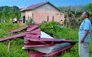 Angin Puting Beliung Menerpa Musi Rawas, Guru Mengaji Tertimpa Batu Bata, Innalillahi - JPNN.com