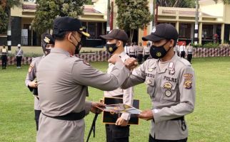 Aipda Supri & Bripka Dedi Dapat Penghargaan dari Kapolda, Brigpol As Langsung Dipecat - JPNN.com