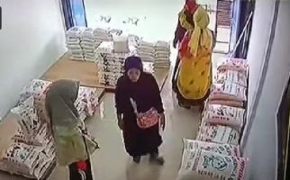 Video Viral Tiga Mak-Mak Curi Beras Terekam CCTV, Dimasukkan ke Dalam Gamis, Alamak - JPNN.com