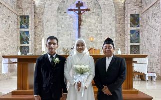 Heboh Perempuan Berjilbab Menikah di Gereja, Begini Kisahnya, Mengharukan - JPNN.com
