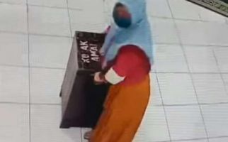 Viral! Emak-Emak Colong Kotak Amal Masjid, Pakai Motor Matik, Sempat Jatuh - JPNN.com