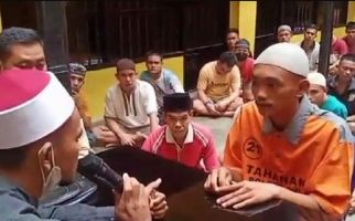 Dibimbing Ustaz Erwin, Anggi Bersyahadat di Rutan Polres OKI, Khidmat - JPNN.com