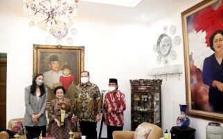 Chairul Tanjung Serahkan Penghargaan Lifetime Achievement kepada Megawati - JPNN.com