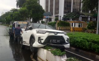 Toyota Raize Tabrak Separator Sepeda Ratu Plaza, Rusak Parah - JPNN.com