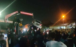 Minibus yang Diamuk dan Dibuang Massa ke Sungai Dievakuasi, Warga Bersorak, Lihat - JPNN.com
