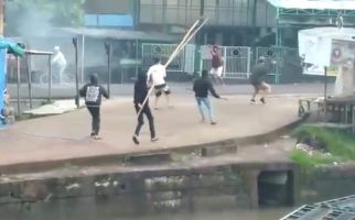 2 Kelompok Massa Terlibat Tawuran & Perang Petasan, Minibus Hancur Dirusak, Dibuang ke Sungai - JPNN.com