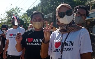 Lihat Itu Warga Sepaku Menyambut Presiden Jokowi, Fokus ke Kaus Mereka, Pak Kades Bilang... - JPNN.com