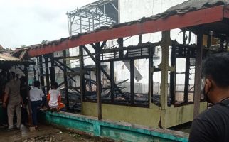 Api Muncul dari Dapur, Rumah Warga di Tangerang Ludes Terbakar, Begini Kondisinya - JPNN.com