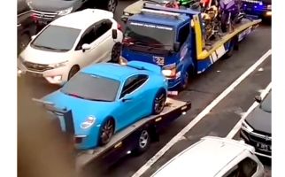Iring-Iringan Truk Pengangkut Kendaraan Mewah Milik Doni Salmanan Viral di Media Sosial - JPNN.com