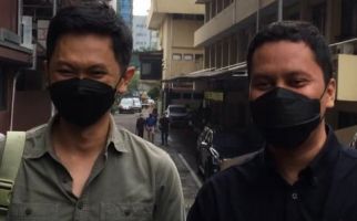 Begini Penampilan Arief Muhammad Saat Jalani Pemeriksaan Kasus Doni Salmanan - JPNN.com