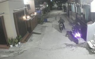Berita Aksi Pencurian Terekam CCTV & Viral di Medsos Itu Biasa, tetapi Ini Unik - JPNN.com