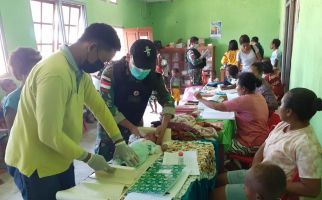 TNI Bantu Berikan Imunisasi Kepada Balita di Perbatasan, Bidan Wulandari Bilang Begini - JPNN.com