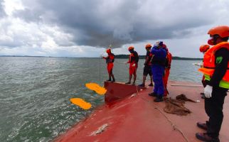 2 Mayat Penumpang KM Cumawis 110 Ditemukan Tim SAR, Ternyata Terjebak di Bangkai Kapal - JPNN.com