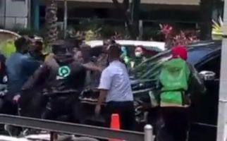 Viral, Mobil Menabrak 7 Ojol di Pinggir Jalan - JPNN.com