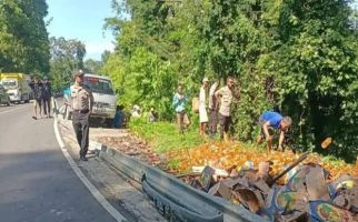 Truk Hino Terguling, 8 Ton Minyak Goreng Tumpah Jadi Kayak Begini - JPNN.com