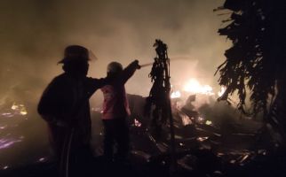 Kebakaran Melanda Gudang Mebel di Bekasi, Sebegini Kerugiannya - JPNN.com