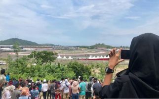 Mbak Yenni Menonton MotoGP Mandalika dari Bukit, Marc Marquez Jatuh ya? - JPNN.com