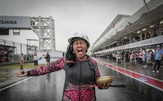 Mbak Rara Pawang Hujan MotoGP Indonesia Dapat 3 Peringatan Keras dari Orang Sakti - JPNN.com