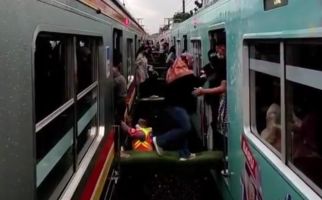 Viral Video Evakuasi Penumpang KRL Menggunakan Kursi Kereta, KAI Buka Suara - JPNN.com
