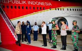 Jokowi Tiba di NTT Malam Hari, Lihat Tuh Siapa yang Menyambut? - JPNN.com