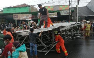 Angin Kencang di Jaktim, Kanopi Besar Terbang, 2 Orang Luka-Luka, Lihat nih - JPNN.com