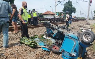 KRL Menabrak Bajaj di Bekasi, 2 Tewas, Sopir Luka-luka, Begini Kronologinya - JPNN.com