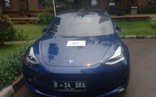 Penampakan Mobil Tesla Indra Kenz yang Disita Polisi, Lihat Pelat Nomor Cantiknya   - JPNN.com